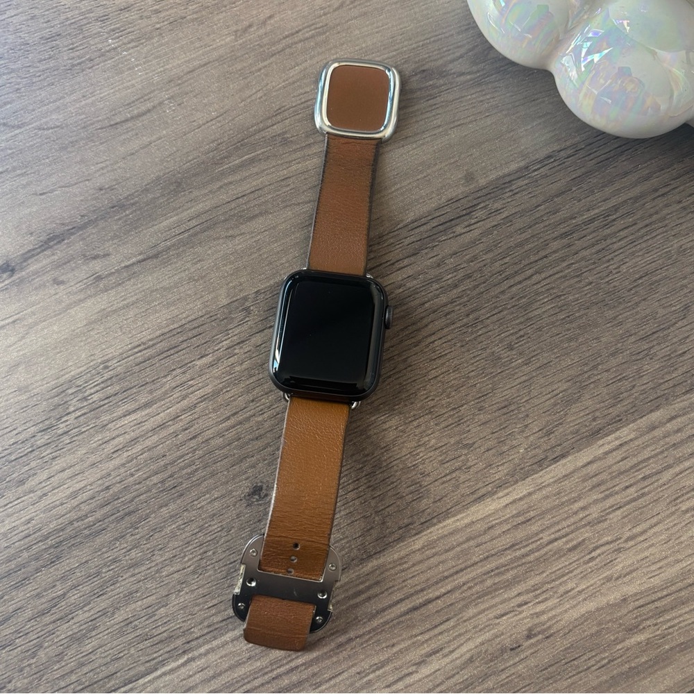 Apple Watch SE 2 40mm with genuine leather apple band